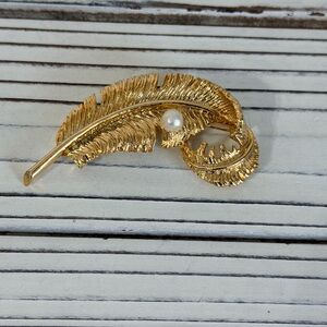 Elegant Gold Feather Brooch with Pearl Accent